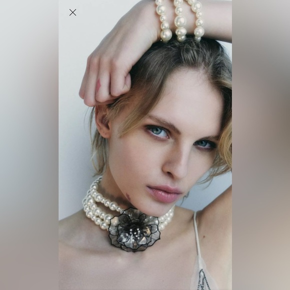 Zara GLITTER FAUX PEARL FLOWER NECKLACE - Picture 1 of 3